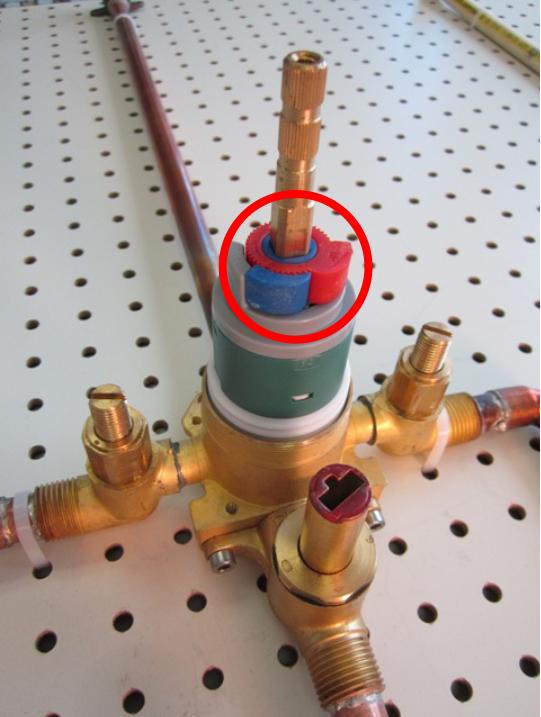 Le limiteur de température est installé sur les robinets de baignoire et douche et constitue un dispositif de sécurité important qui prévient les blessures causées par l'eau bouillante. Si le limiteur de température de votre robinet est endommagé ou manquant, il pourrait être nécessaire de le remplacer.
